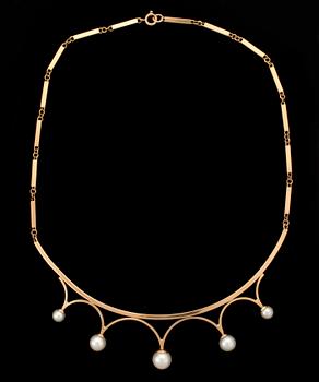 COLLIER, 18k guld med odlade saltvattenspärlor. Sverige, 1900-talets andra hälft. Vikt 11,8g.