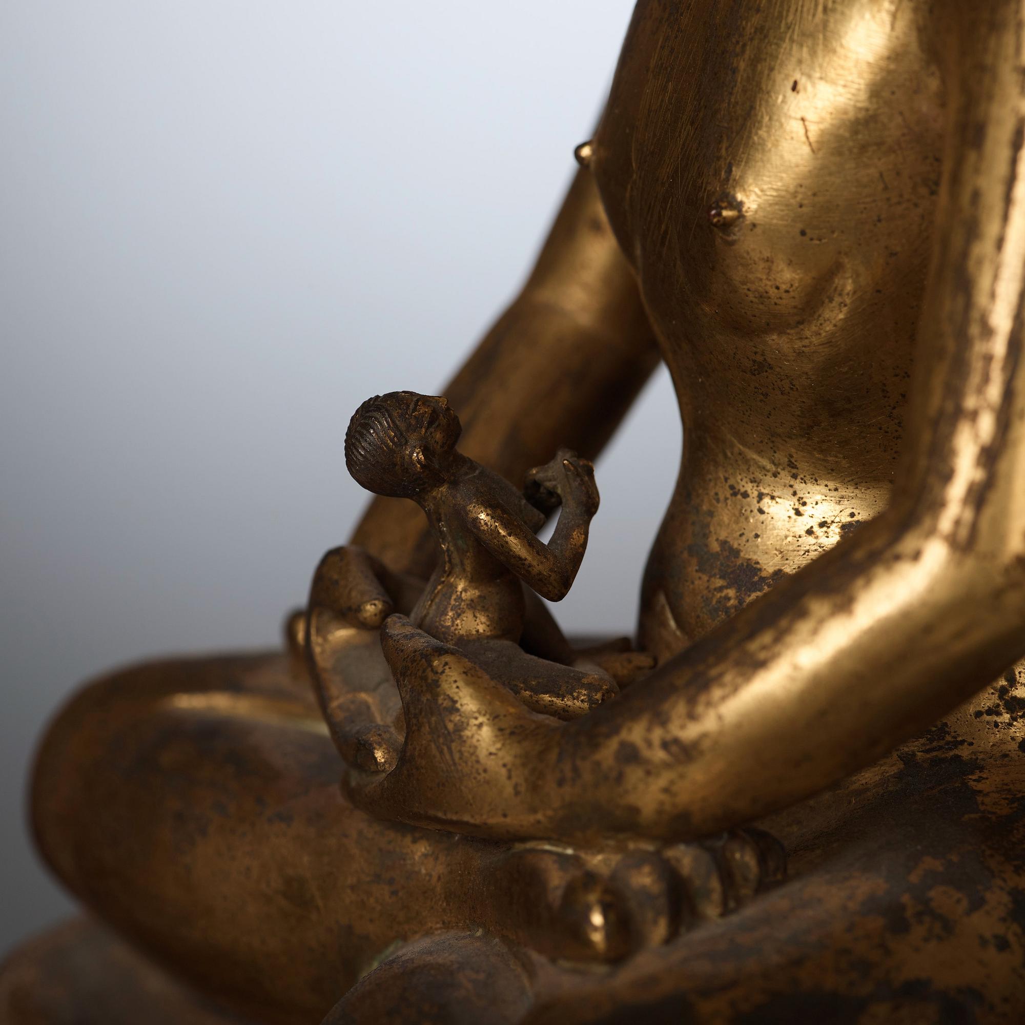 BUDDHA på hög TRON med MANDORLA, förgylld och patinerad kopparlegering. Nepal, 17/1800-tal.