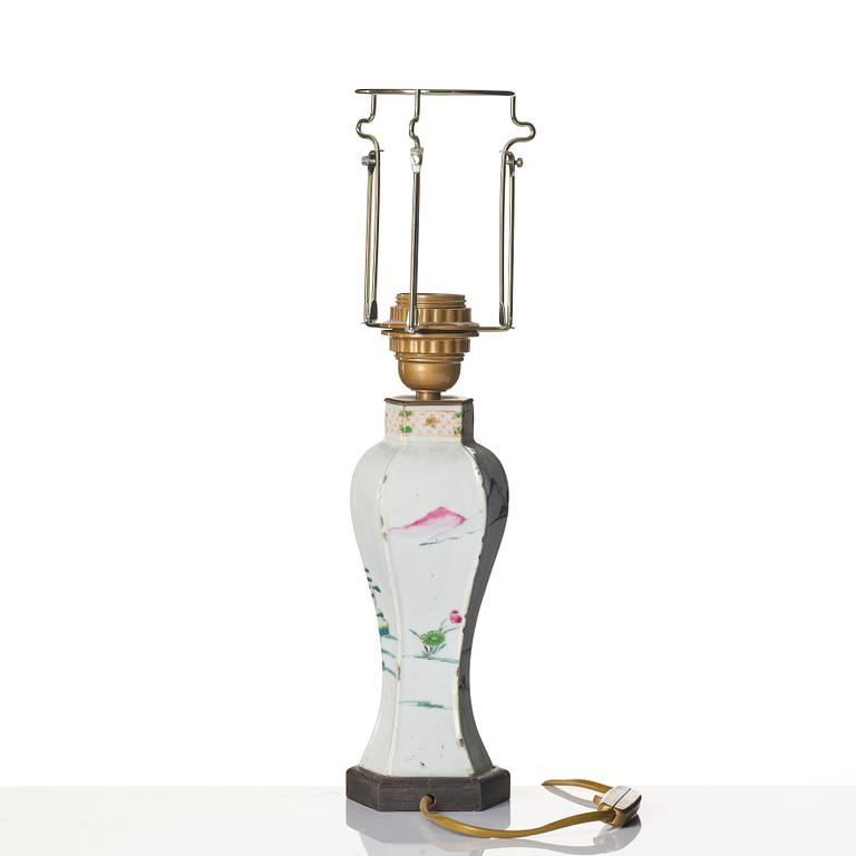 Bordslampa / vas, porslin, Kina, Qingdynasti, Qianlong (1736-95).