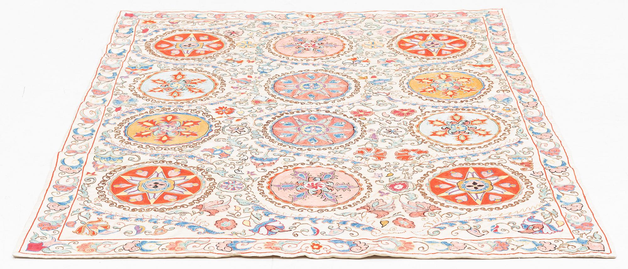 Broderi, Suzani, Uzbekistan, modern tillverkning, ca 187 x 142 cm.