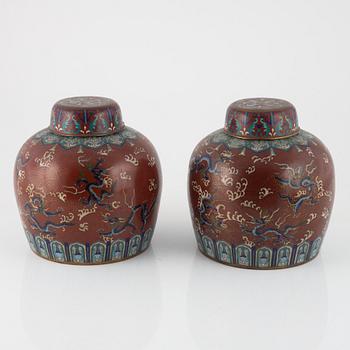 Urnor med lock, ett par, cloisonné. Kina, 1900-tal.