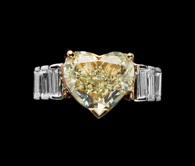 RING, hjärtslipad Fancy light yellow hjärtslipad diamant, 3.75 ct, med baguetteslipade diamanter på sidorna.