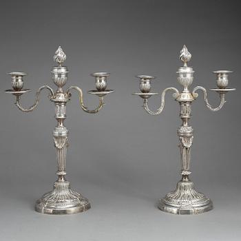 KANDELABRAR, ett par, försilvradmetall, Louis XVI, omkr år 1800.
