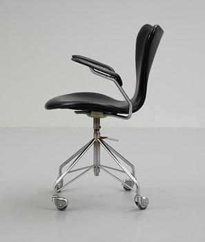 An Arne Jacobsen 'Series 7' desk chair by Fritz Hansen, Denmark 1963.