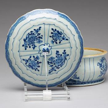 A blue and white tureen with cover, Qing dynasty, Qianlong (1736-95).