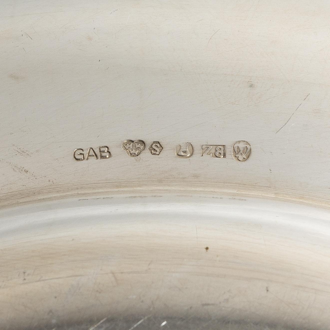 6 plates and 6 side plates, silver, marks of GAB and Edlund's silverware factory, Stockholm 1946 and 1974 (12).