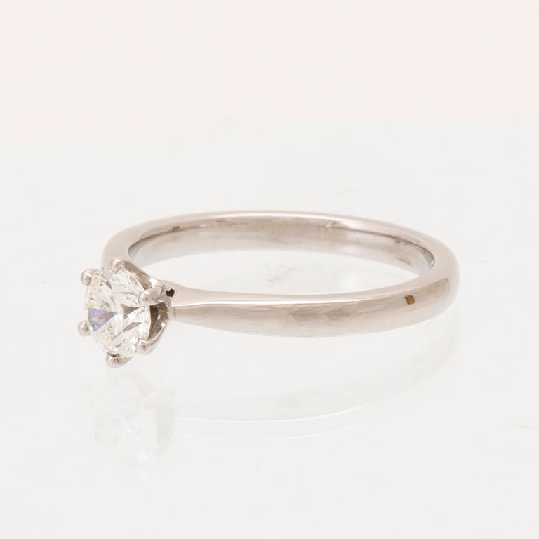 A 950 platinum solitaire ring set with a round brilliant cut diamond with GIA dossier, Vanbruun.