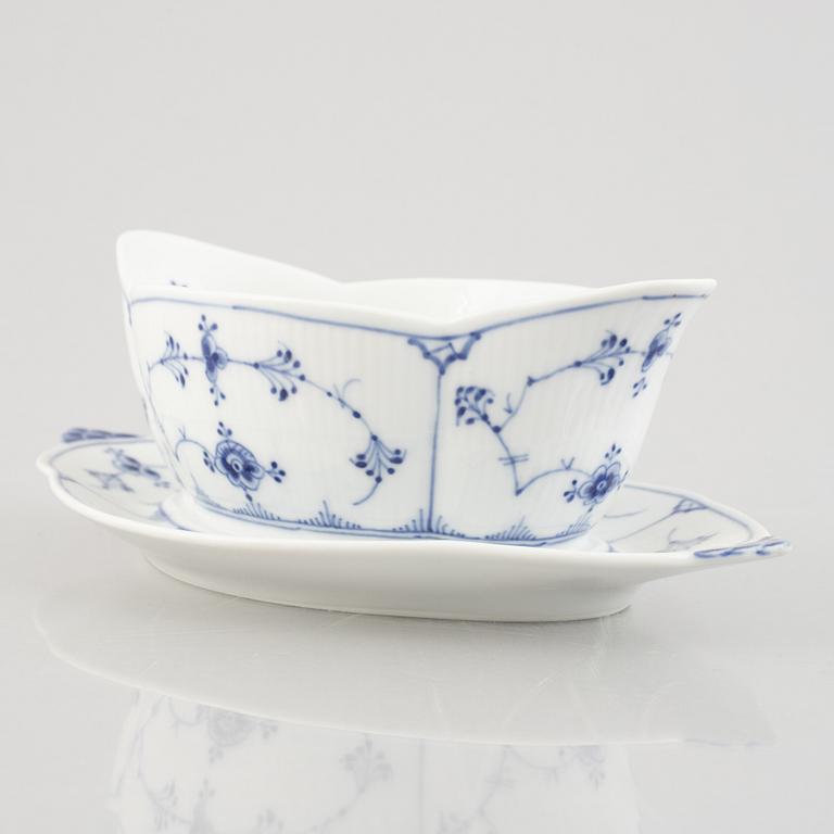 A 'Blue Fluted' / 'Musselmalet rifflet' porcelain sauce boat, Royal Copenhagen, model 204, post 1923.