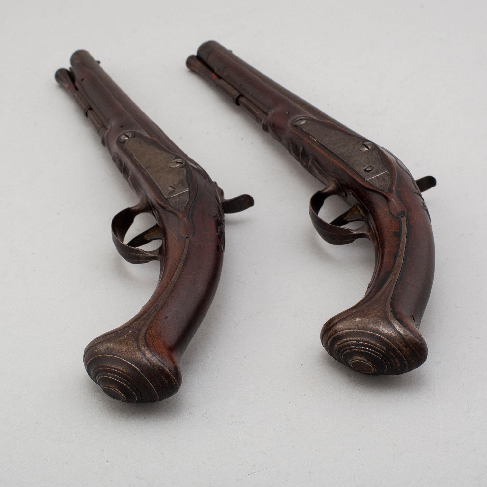 JOHAN FRANZ MEIDINGER, (mästare i Stockholm 1750-1769) slaglåspistoler ett par, signerade.