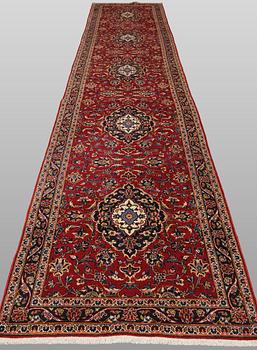 A Keshan runner carpet, 587 x 95 cm.