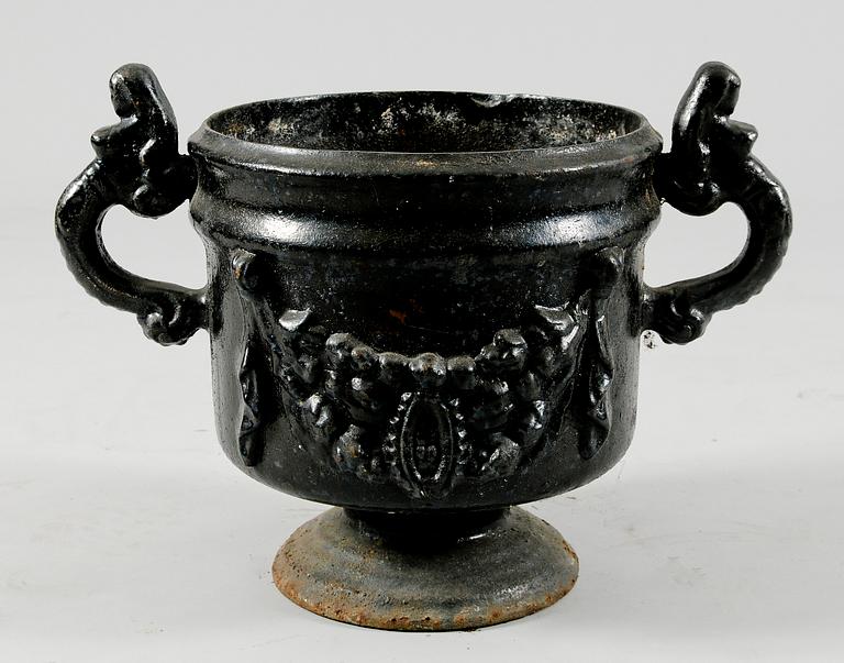 TRÄDGÅRDSURNA, gjutjärn, möjligen "Girland" Stafsjö, 1900-talets första hälft.