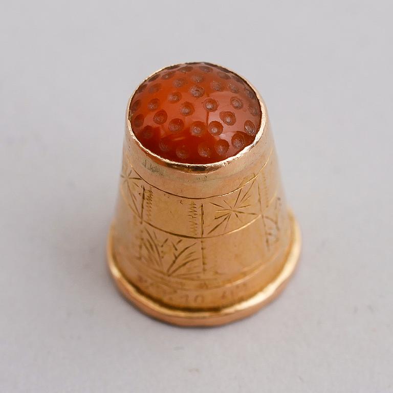 FINGERBORG, 18 k guld, karneol, 1800-talets första hälft. Vikt ca 2 gram.