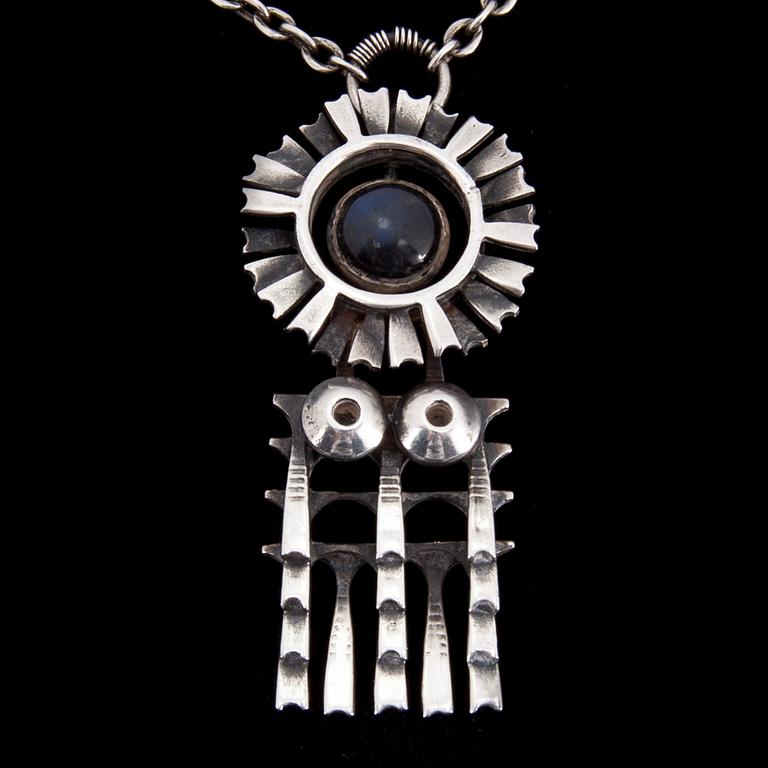 HALSSMYCKE, 916 silver, cabochonslipad spektrolit, Pentti Sarpaneva, Kalevala Koru. 1970-tal.