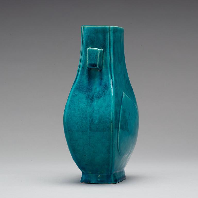 A turquoise glazed vase, Qing dynasty, Kangxi (1662-1722).