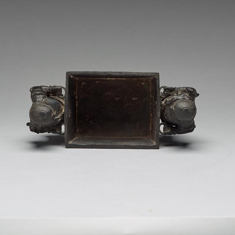 A bronze incense burner carried by two men, Qing dynasty (1644-1912), with Xuande mark.