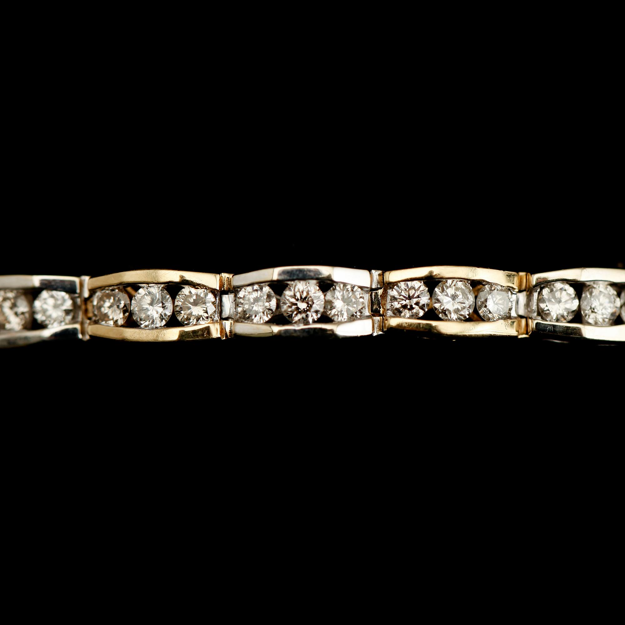 ARMBAND, 14 k guld och vitguld, 72 briljantslipade diamanter totalt ca 5 ct.