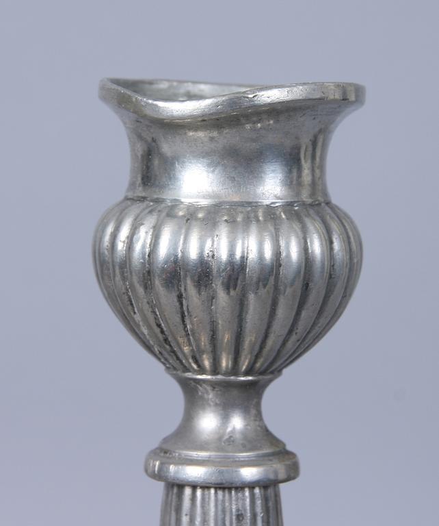 LJUSSTAKAR, ett par, tenn, märkta "Martin Artedius 1800".