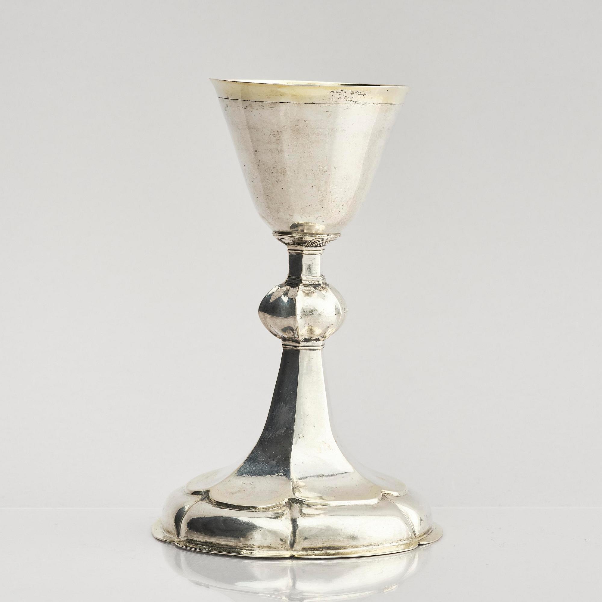 Kalk, delvis förgyllt silver, oidentifierad mästare, möjligen I.F.M verksam i Leipzig mitten 1700-talet.