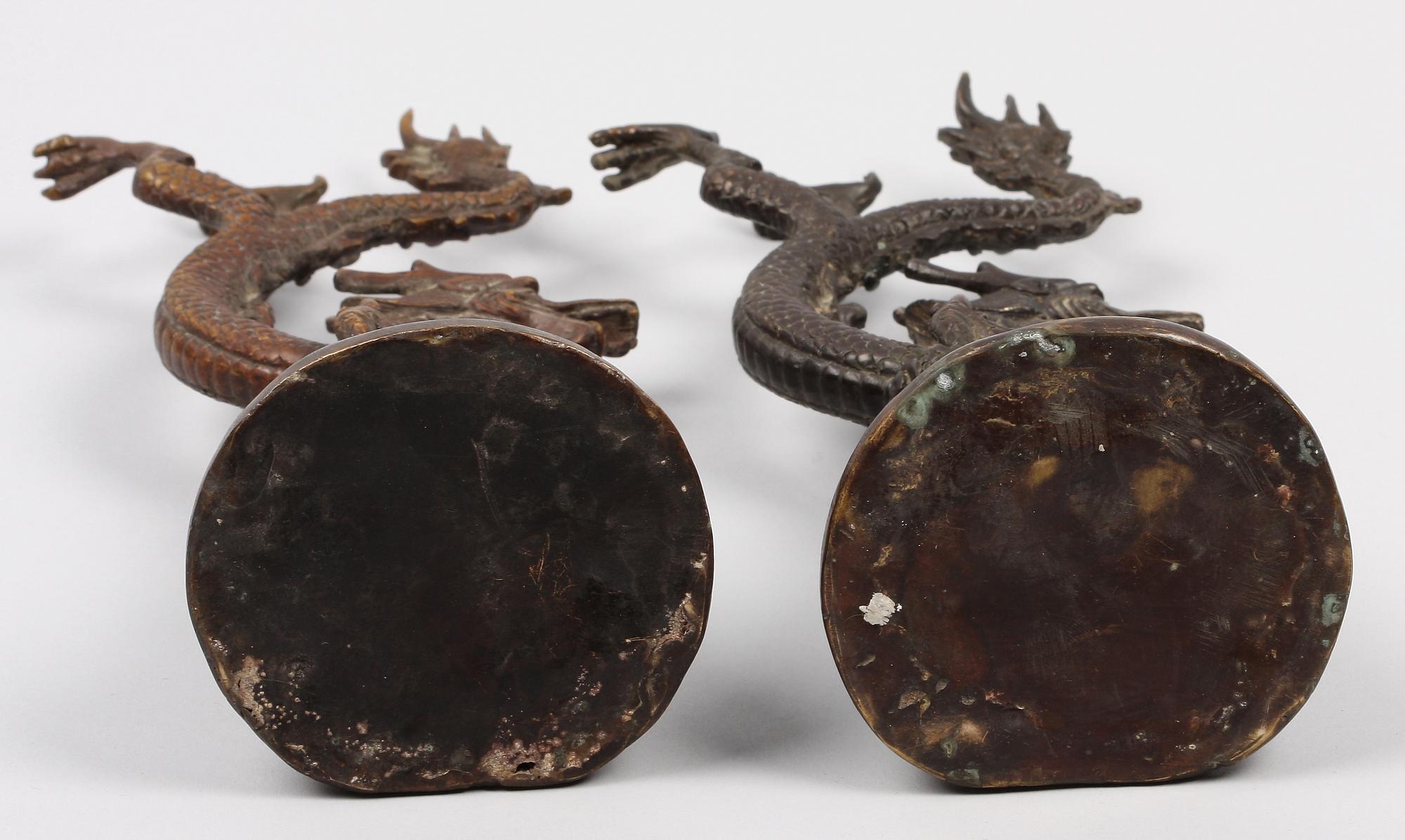 FIGURINER, 2 st, patinerad metall, Kina, 1900-tal.
