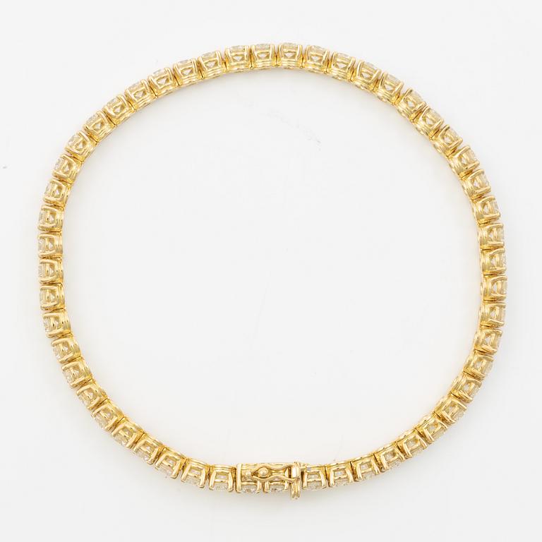 Tennis bracelet in 18K gold with round brilliant-cut diamonds.