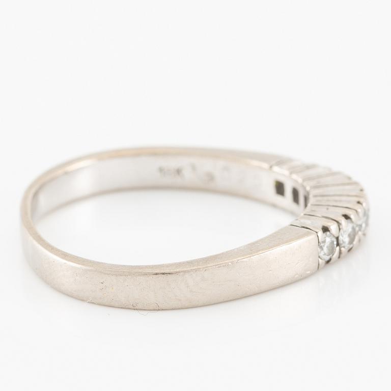 Ring 18K vitguld med runda briljantslipade diamanter.