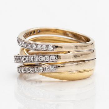 An 18K gold ring with diamonds ca. 0.53 ct in total.