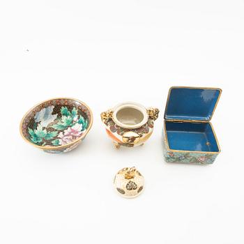 A collection of vases, bowls, and boxes 10 dlr Japan 20th century.