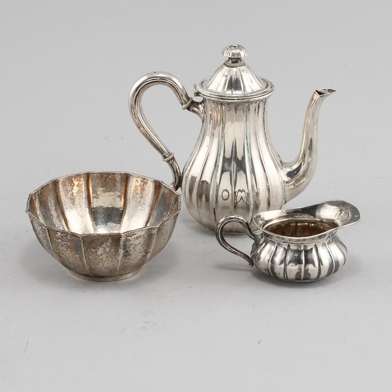 KAFFEKANNA, GRÄDDSNIPA samt SKÅL, silver, svenska importstämplar, 1900-tal. Total vikt 429 g.