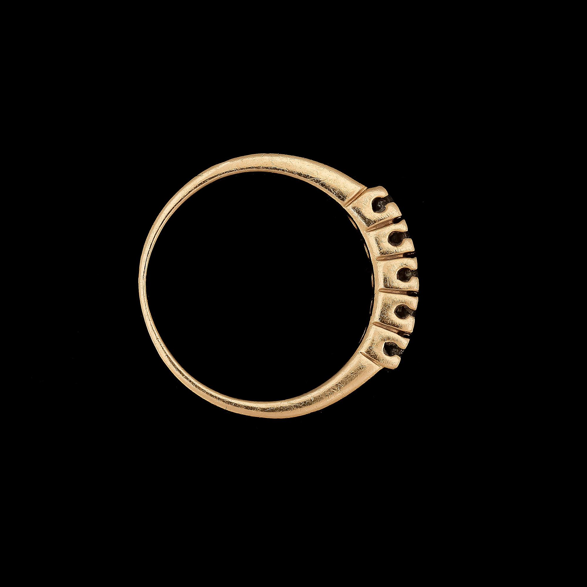 RING, 18k guld med 5 briljantslipade diamanter tot ca0,17ct. Vikt 4,3g.