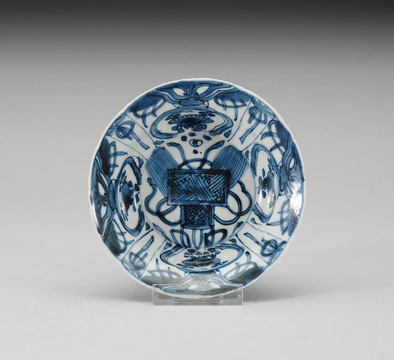A blue and white bowl. Ming dynasty, Wanli (1573-1619).