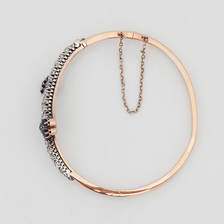 ARMBAND med gammalslipade diamanter totalt ca 2.00ct samt safirer.