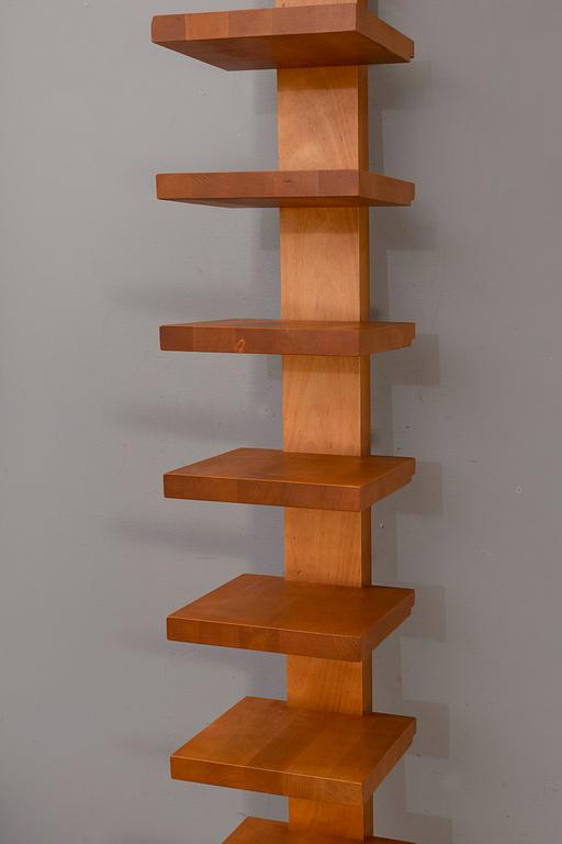 JOHN KANDELL, hylla, "Pilaster", Källemo, formgiven 1989.