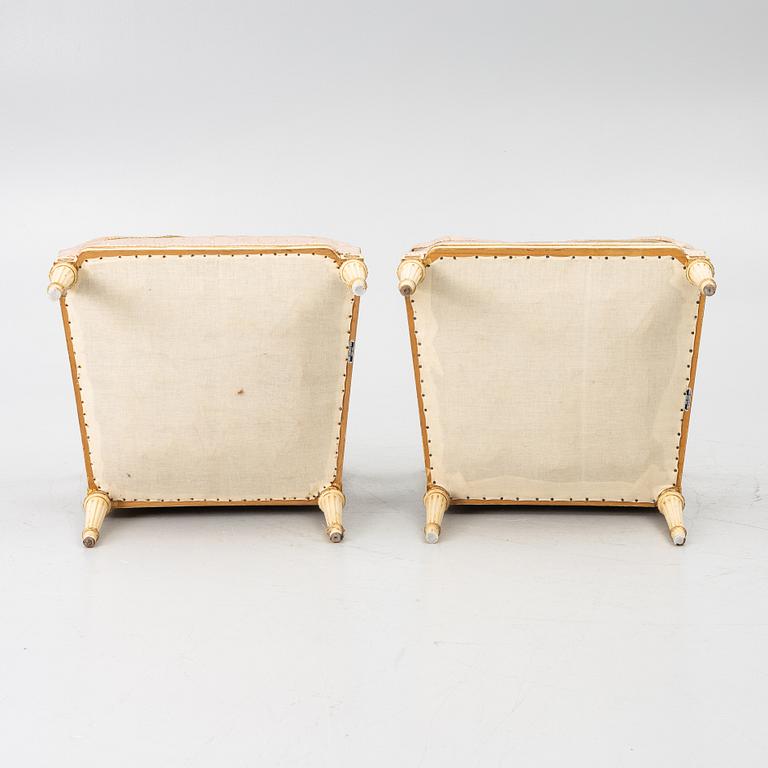 Karmstolar, ett par, Directoire-stil, omkring år 1900.