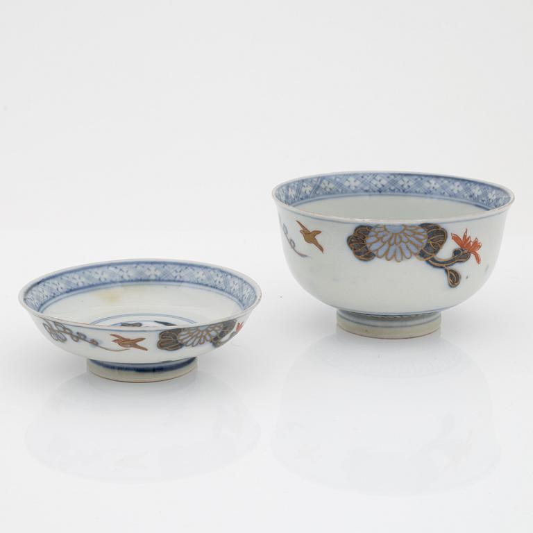 Fat, två stycken, Koppar med lock, sex stycken, sake koppar, sex stycken, porslin. Japan, 1900-tal.