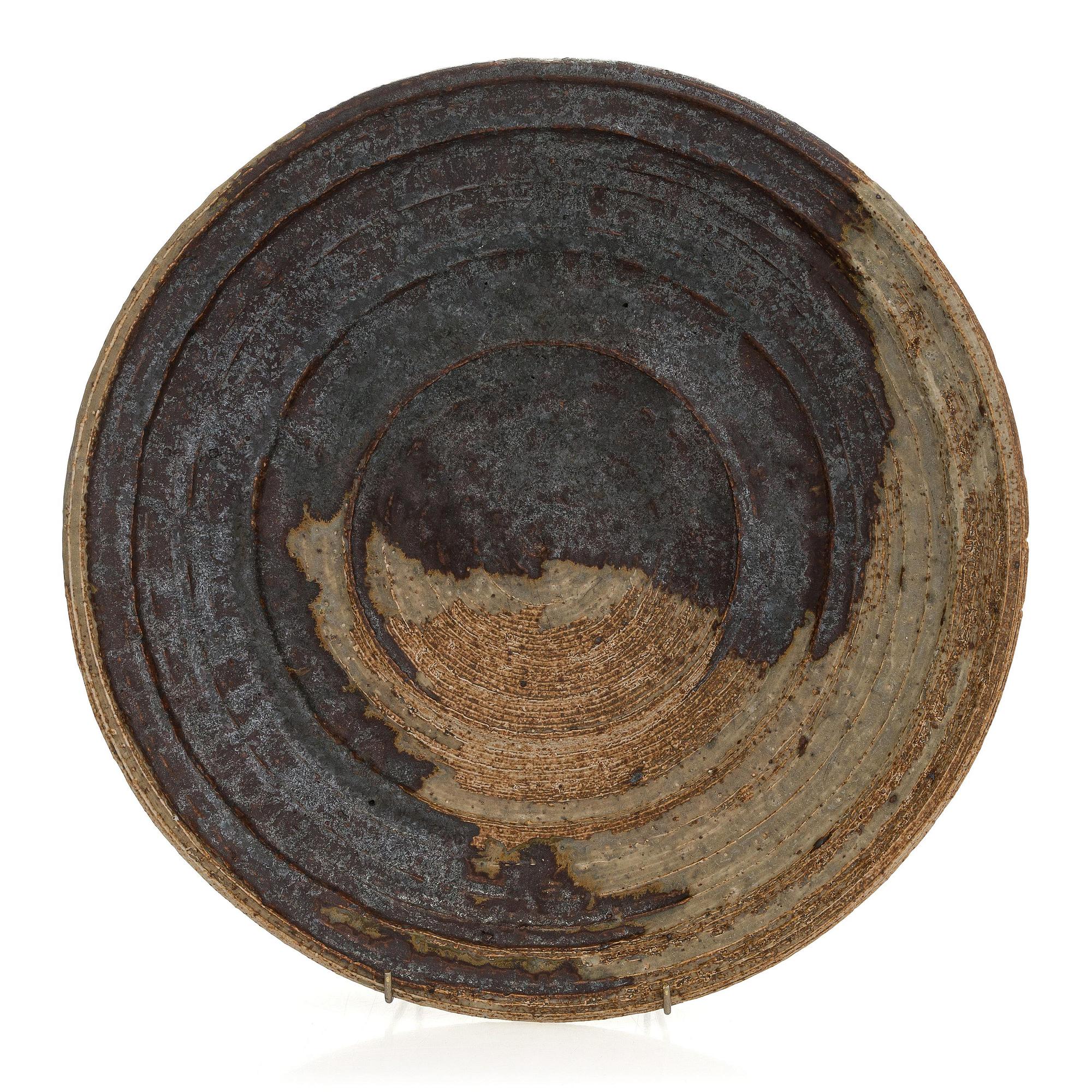 Annikki Hovisaari, skålfat, chamotterat stengods, signerad AH Arabia.