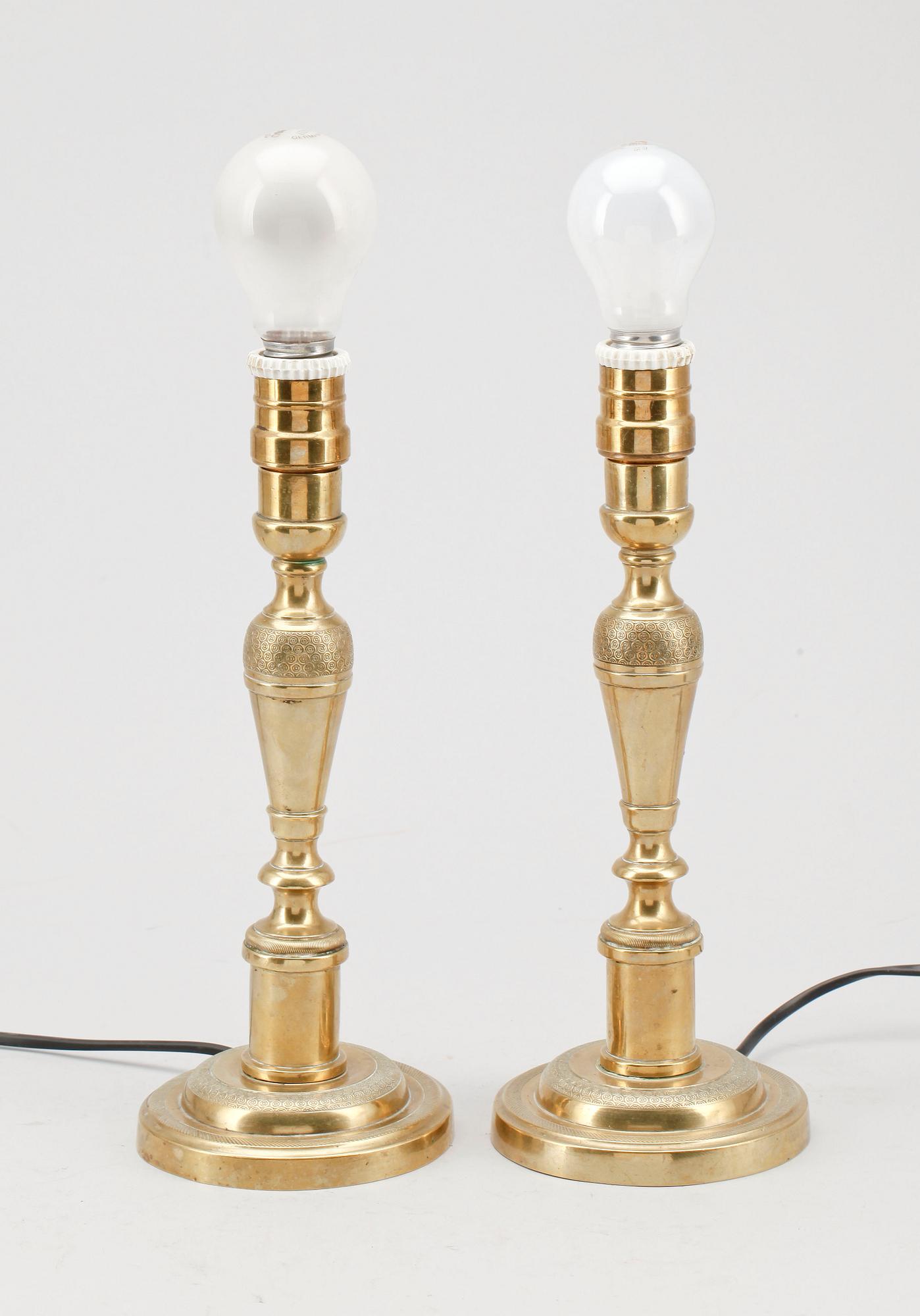 BORDSLAMPOR / LJUSSTAKAR, ett par, senempire, omkring 1800-talets mitt.