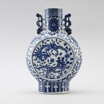 PILGRIMSKRUS, porslin, Kina, 1800-/1900-tal.