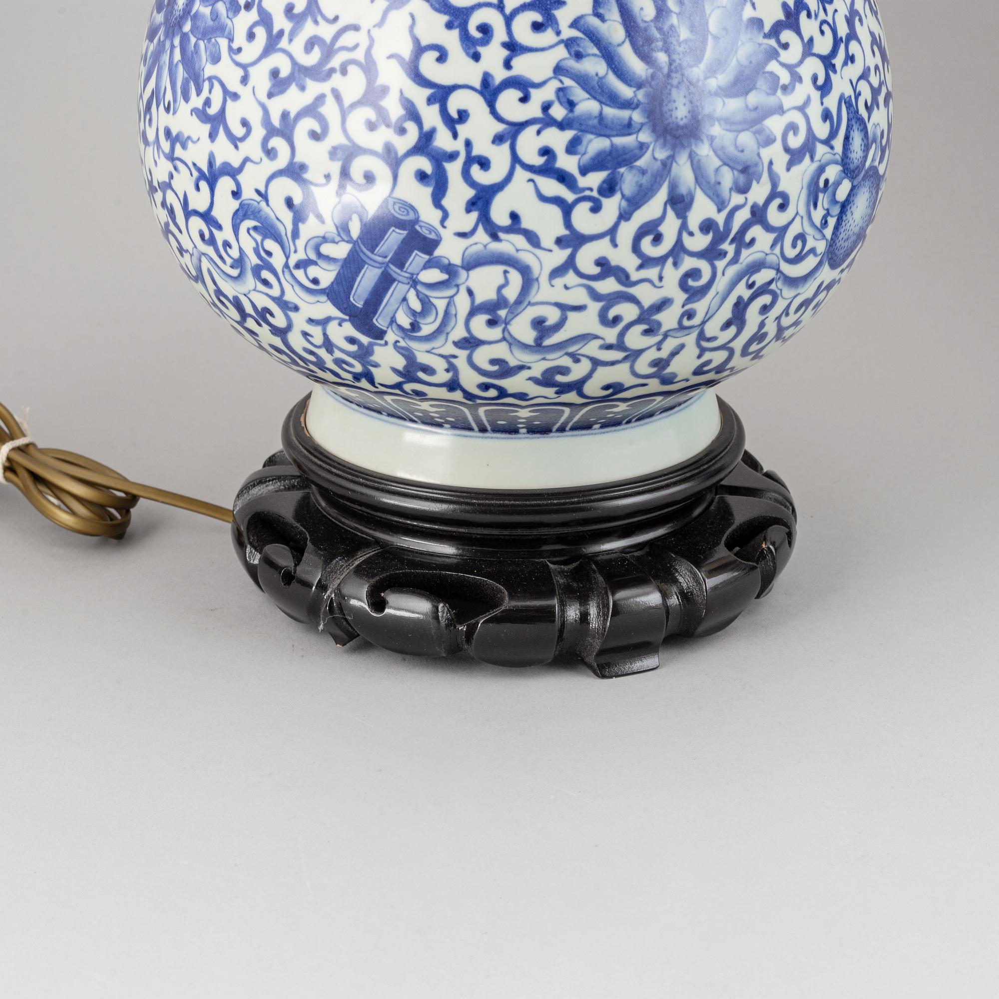 VASER, omgjorda till BORDSLAMPOR, ett par. Kina, modern tillverkning.