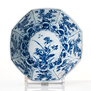 A blue and white octagonal bowl, Qing dynasty, Kangxi (1662-1722).