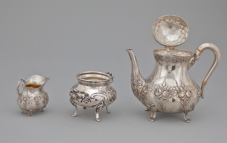 KAFFESERVIS, 3 delar, silver, rokokostil, svenska importstämplar, 1900-tal. Totalvikt ca 1200 gram.
