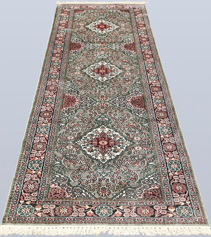 A silk runner, Kashmir, approx. 306 x 83 cm.