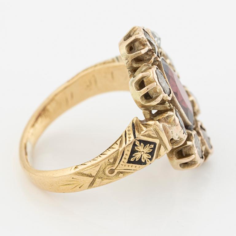 Ring 18K guld med en fasettslipad granat och rosenslipade diamanter.