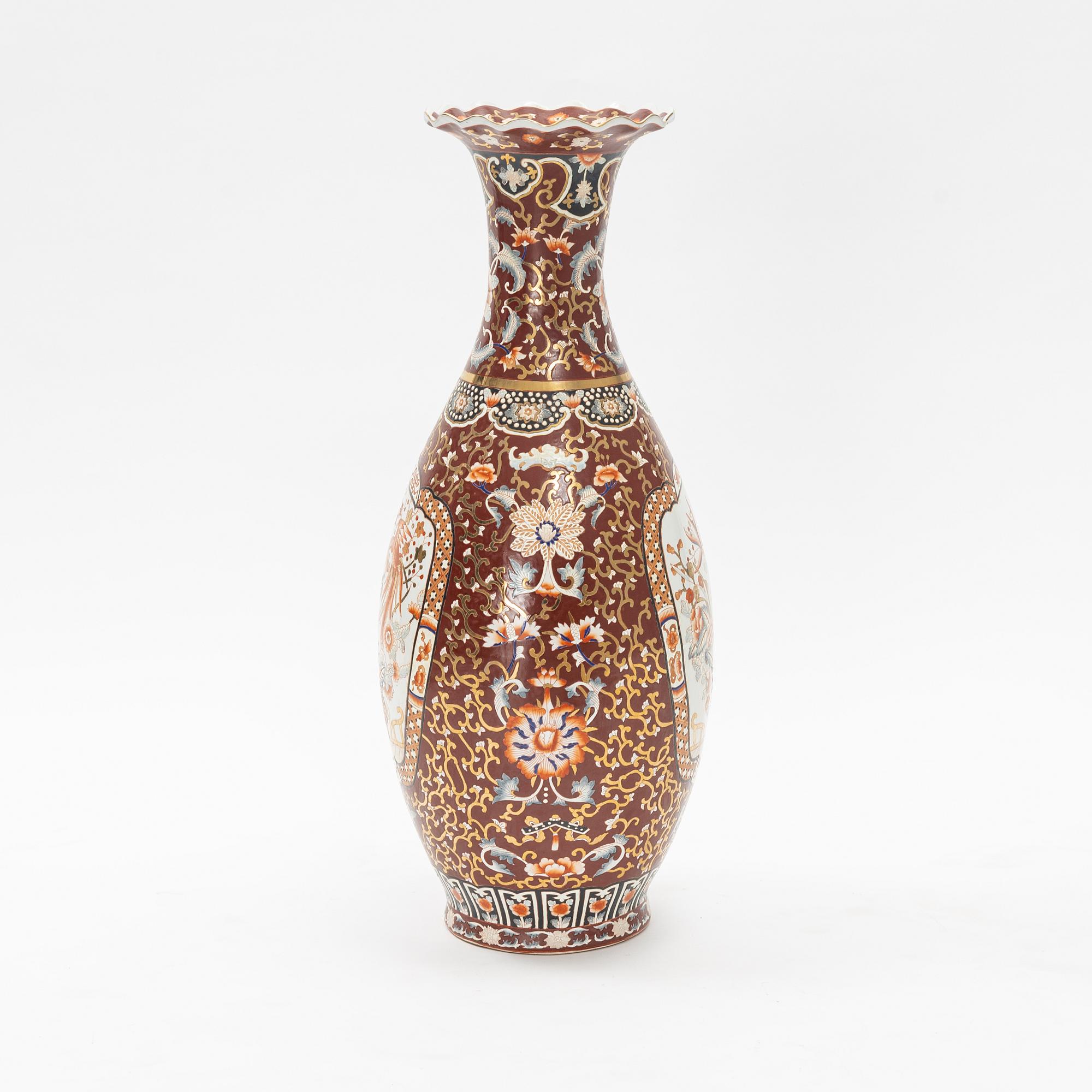 A porcelain urn, Japan, 20th century.