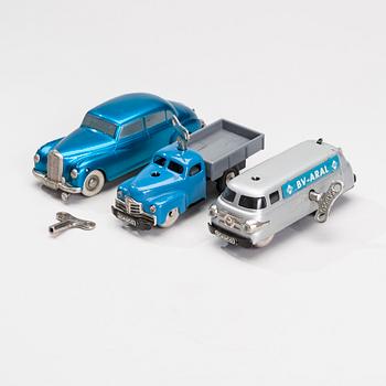 LEKSAKSBILAR, 3 st, och delar till TRÅDBANA, Prämeta och Schuco, 1950-tal.