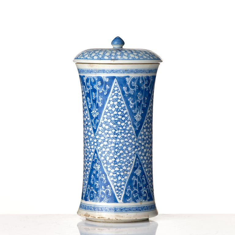 A blue and white cylindric vase with cover, Qing dynasty, Kangxi (1662-1722).