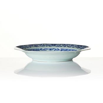 A Chinese blue and white porcelain service, 16 pieces, Qing dynasty, Qianlong (1736-95).