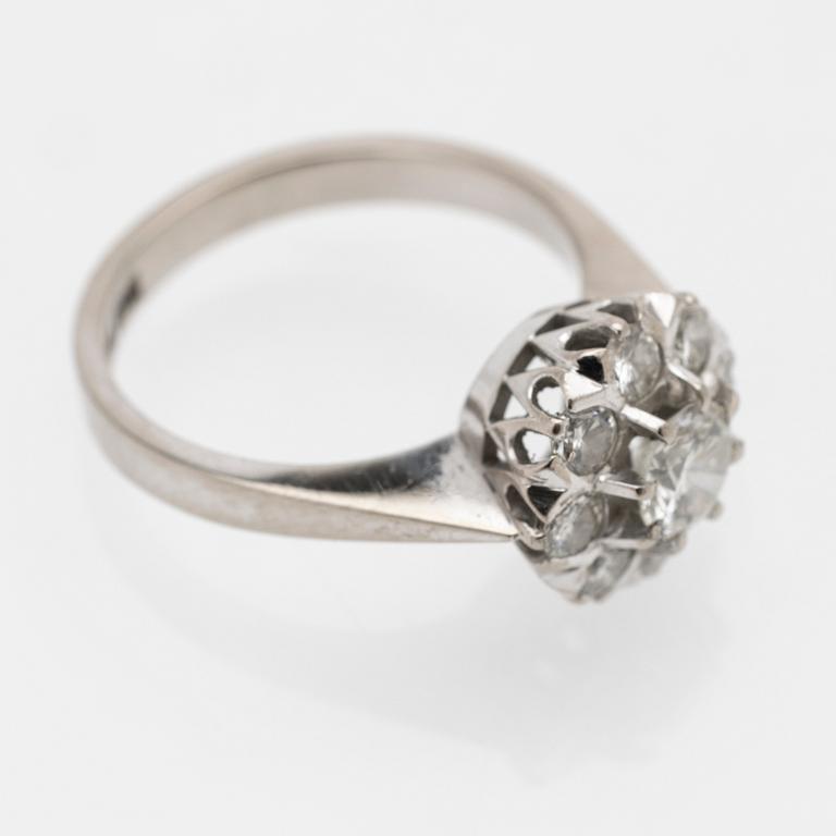 Ring Carmosé 18K vitguld med runda briljantslipade diamanter.