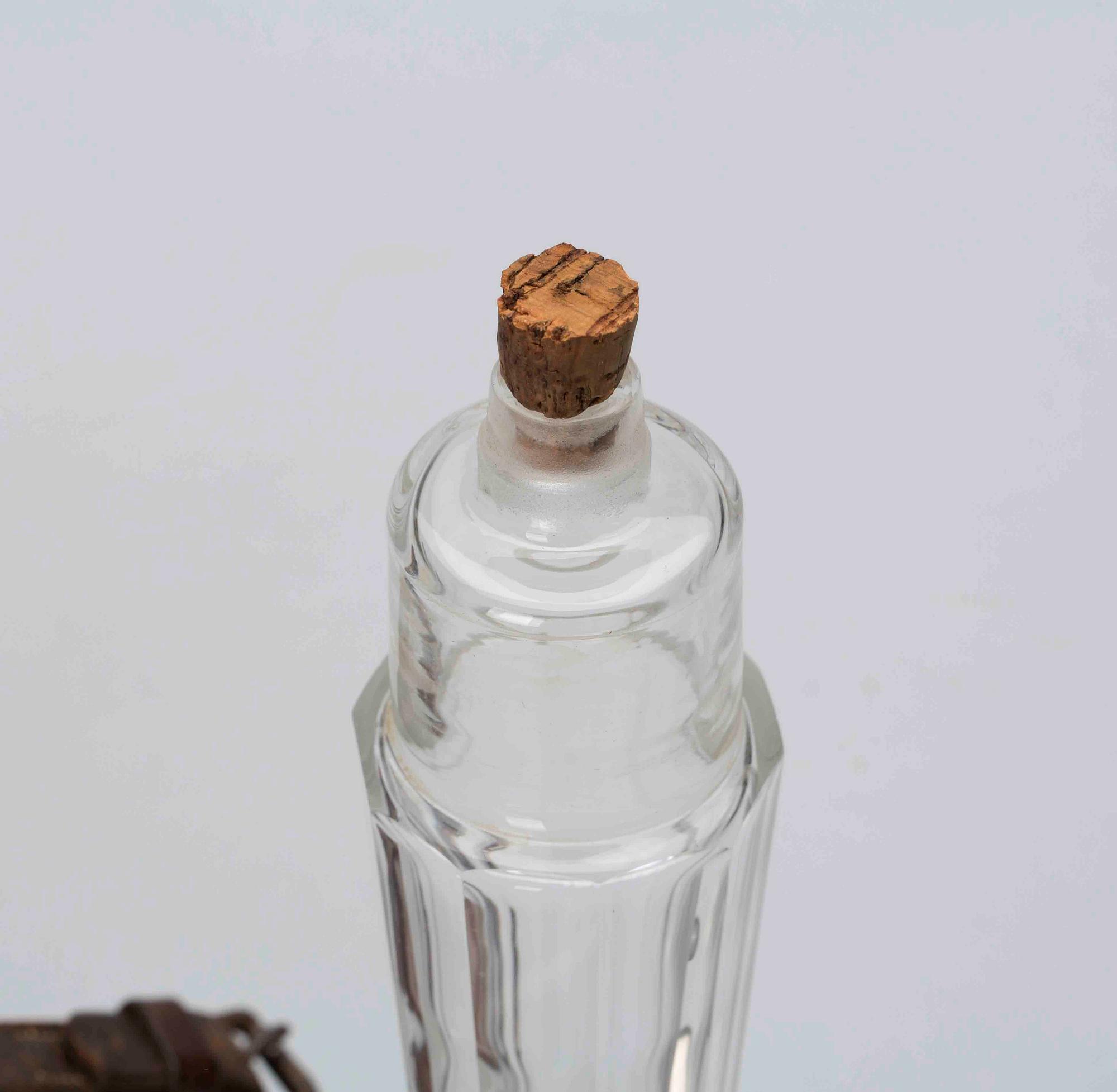 PLUNTA, glas med skinnfodral. 1800/1900-tal.