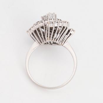 RING, med briljantslipade och åttkantslipade diamanter.