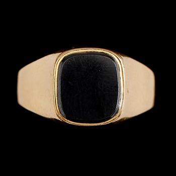 KLACKRING, 18 k guld med svart sten. Total vikt ca 4,5 g.